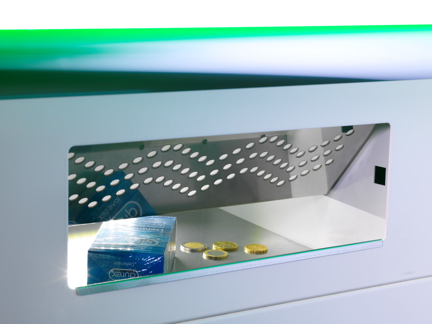 evx-distributore-automatico-prelievo-prodotto-reale-verde