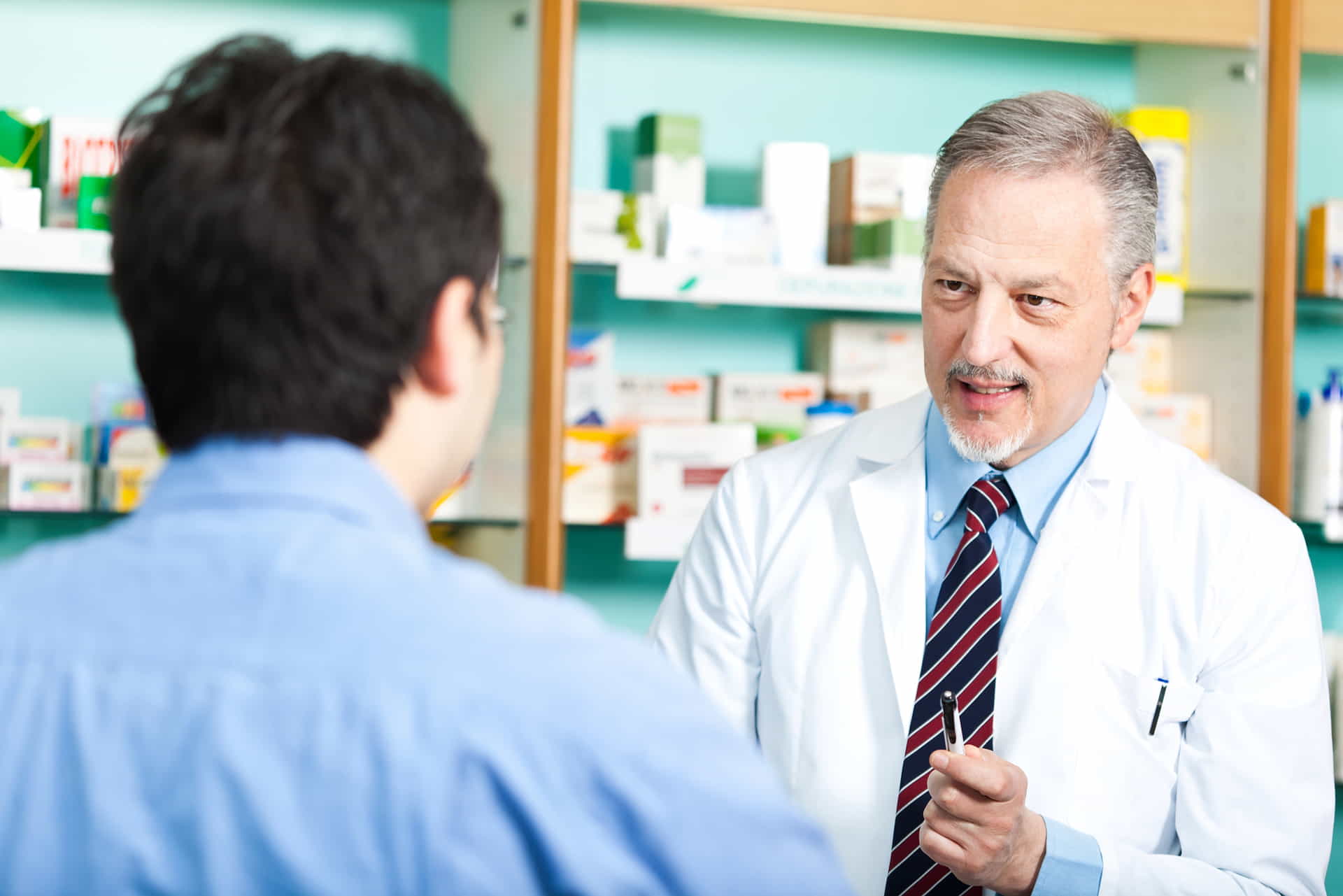 farmacista nella sua farmacia